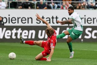 Willem Geubbels (St-Gall) trompe la vigilance de la défense valaisanne pour marquer le seul but du match